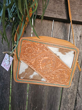 Load image into Gallery viewer, Hide & Horse Tooled Handbag