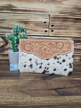 Load image into Gallery viewer, Hide & Leather Clutch