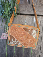 Load image into Gallery viewer, Hide &amp; Horse Tooled Handbag
